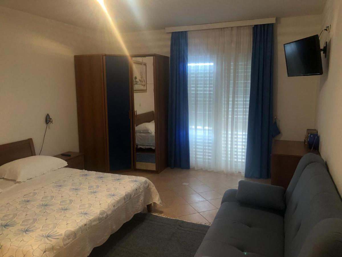 Villa Rosso Baška Voda Buitenkant foto