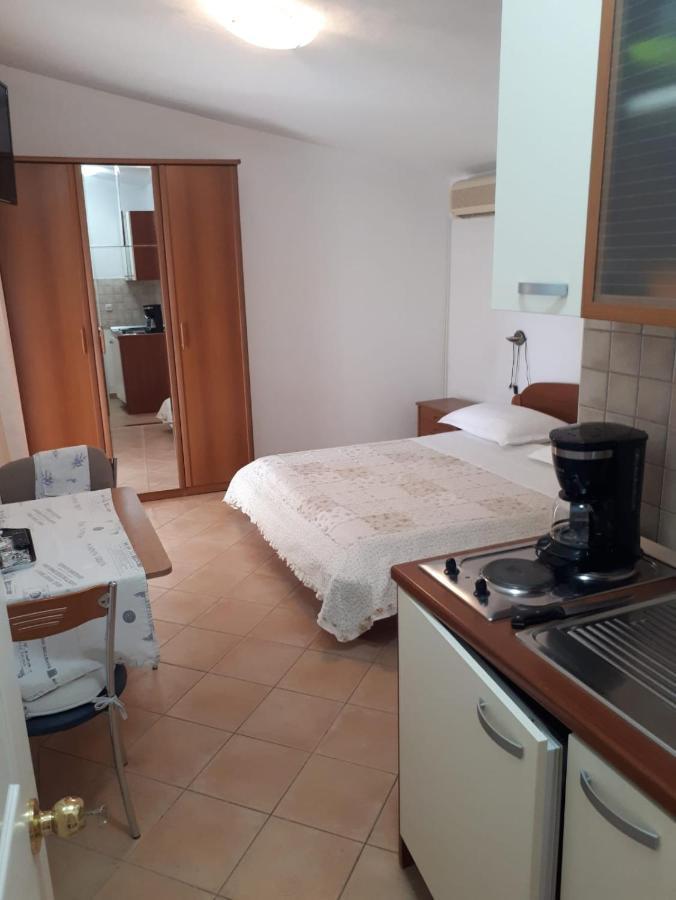 Villa Rosso Baška Voda Buitenkant foto