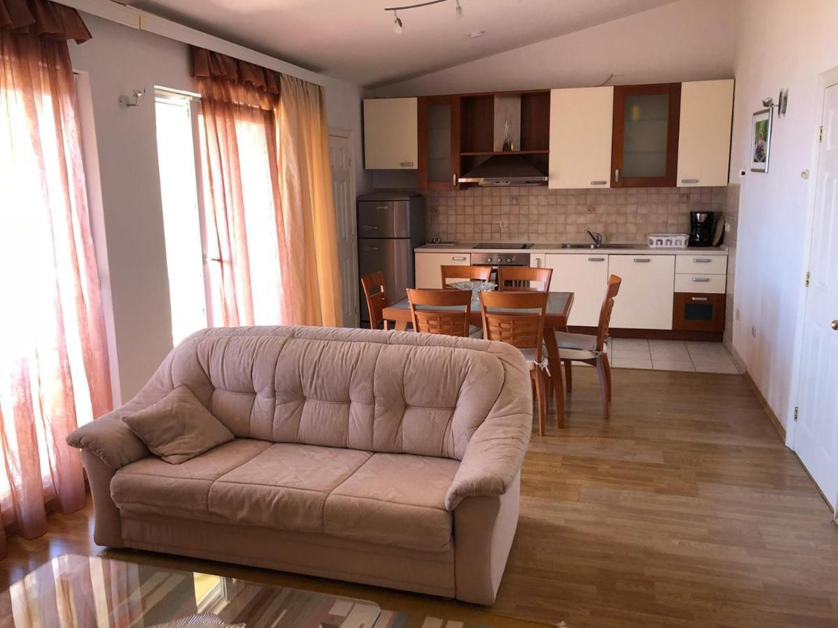 Villa Rosso Baška Voda Buitenkant foto