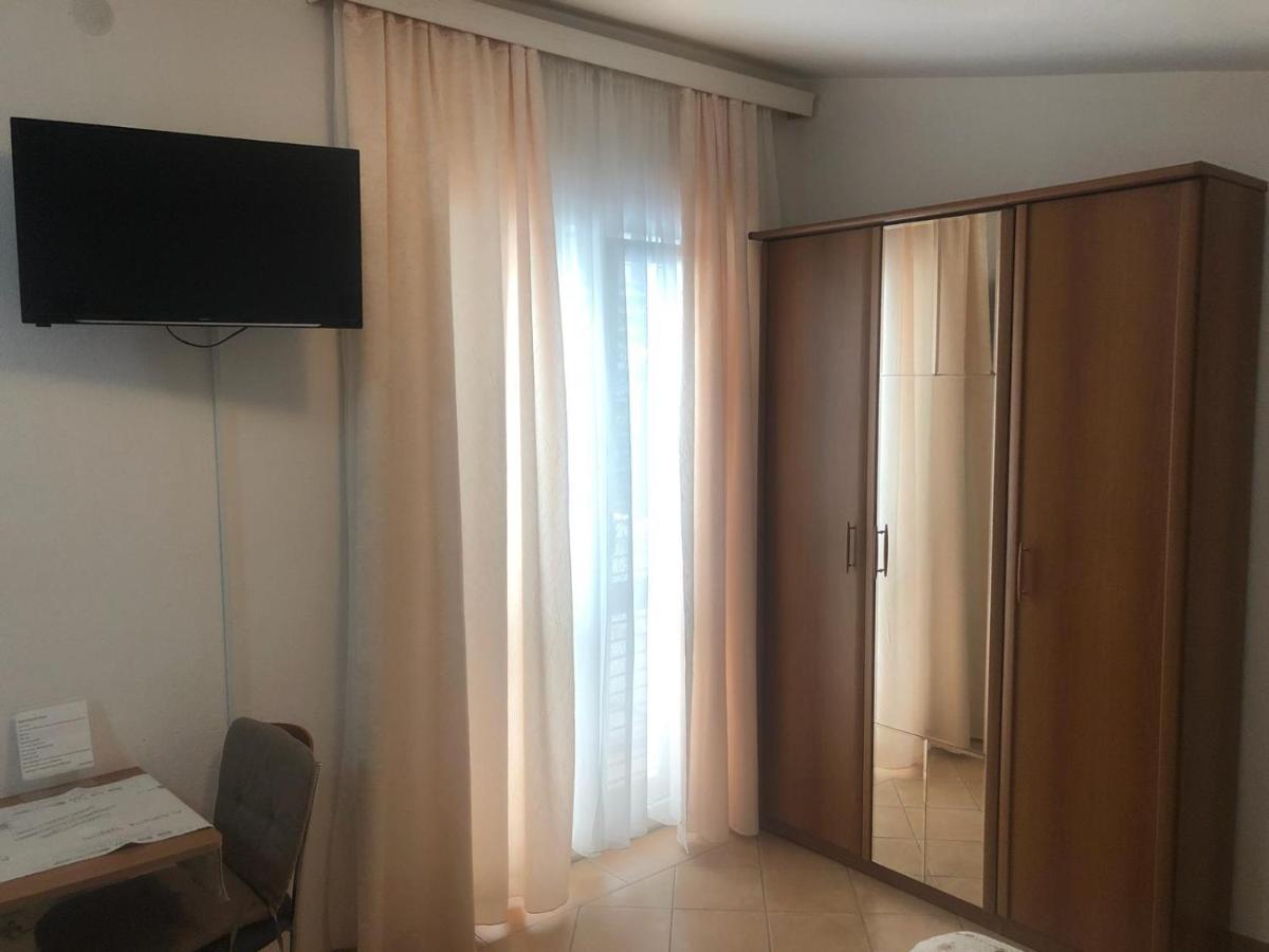 Villa Rosso Baška Voda Buitenkant foto